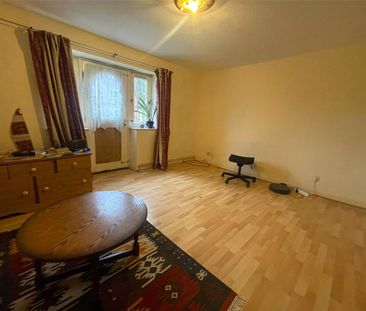 Squires Court, Canterbury Gardens, Salford, Manchester, M5 5AD - Photo 2