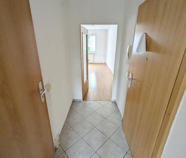 ++ schöne & günstige 3-Raum-Wohnung - großer Balkon mit Ausblick in... - Photo 2