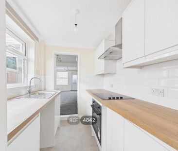 3 bedroom semi-detached house to rent - Photo 6