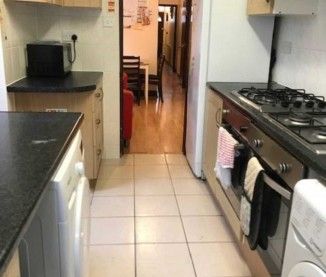 6 Bed - Grange Avenue, Earley - Photo 2