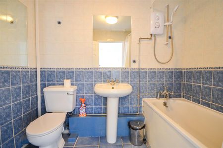 4 bedroom flat - Photo 3