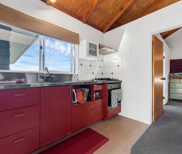 Sunny 1-Bedroom Flat with Deck & Parking - Photo 4