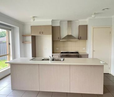 Perfectly positioned, three bedroom beauty! - Photo 6