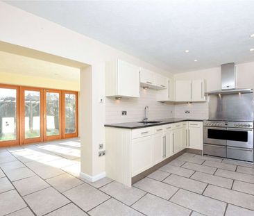 A well presented family home in the village of Kemsing - Photo 1