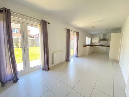 5 bedroom detached house to rent - Photo 2