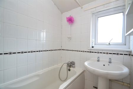 Terraced House to rent - Vaughan Williams Close, London, SE8 - Photo 5