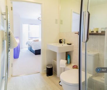 2 bedroom penthouse to rent - Photo 4