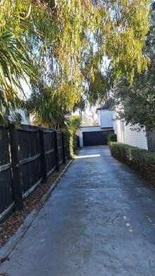 MODERN WARM TWO BEDROOM TOWNHOUSE – HEATPUMP – DOUBLE GARAGE - Photo 1