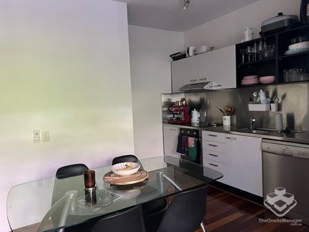 Stylish Riverside Living in the Heart of Teneriffe - Photo 2