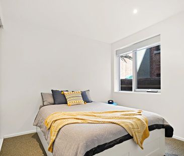 Spacious, Ground Floor Beachside Apartment - Photo 2