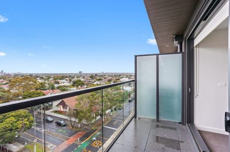 Contemporary 3-Bedroom Apartment with Stunning Views in the Heart of Footscray - Photo 2