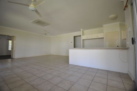 4x2 in a Quiet Coastal Cul-de-Sac - Photo 3