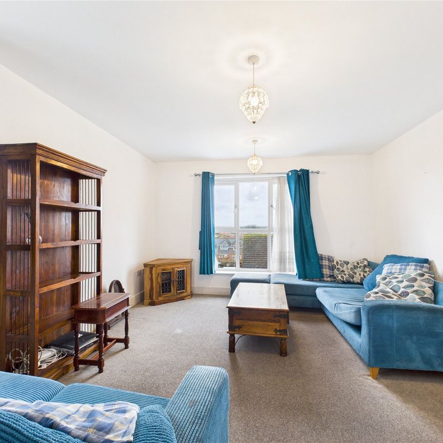 2 bedroom Flat in Mulberry Avenue, Staines-Upon-Thames - Photo 1