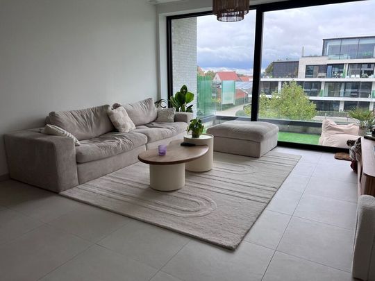 Nieuwbouwappartement met 2 slaapkamers, ruim terras en autostaanplaats in het hartje van Ieper! - Photo 1