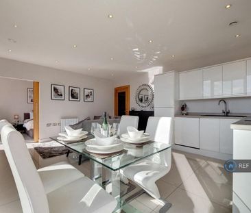 2 bedroom penthouse to rent - Photo 2