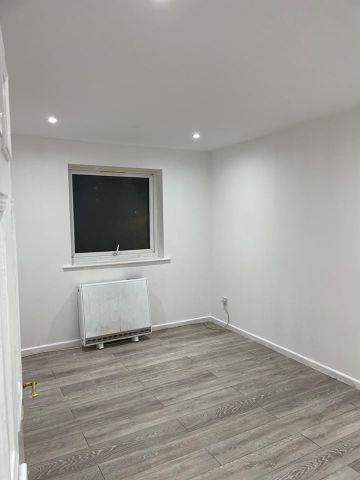 2 Bed Flat, Gurney Close, IG11 - Photo 2