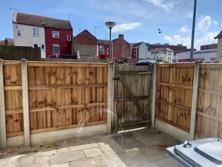 3 bedroom terraced house to rent - Photo 3