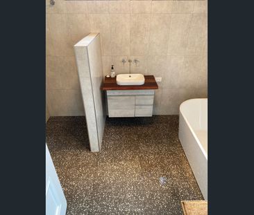 Charming Circa 1920 4 bedroom cottage - Photo 5