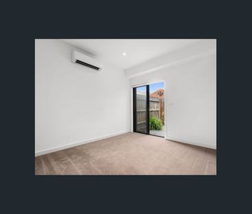 Light filled with high ceilings - Photo 2