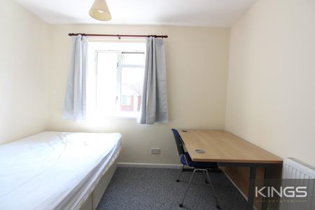 4 bedroom semi-detached house to rent - Photo 4