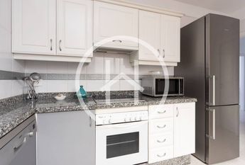 Amplio apartamento de cuatro dormitorios con vistas al mar en Radazul Bajo