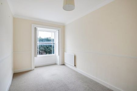 2 Bed Flat - Photo 2