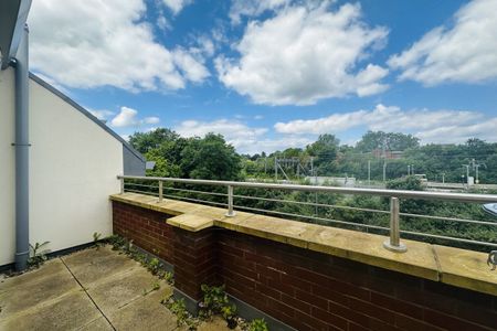 Courtlands, MAIDENHEAD - Photo 2