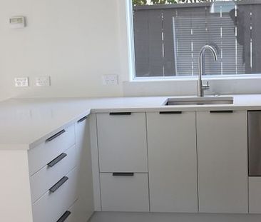 Modern Thorndon 3BR Home w/ Parking - Photo 6