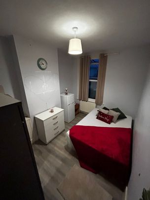 Room in a Shared House, CR7 - Photo 1
