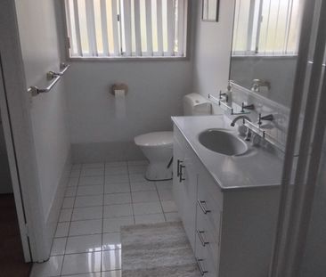 One Master Bedroom fully furnished with full ensuite. - Photo 1