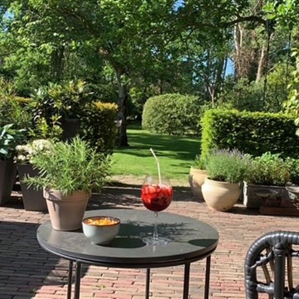 Instapklare en zeer centraal gelegen( deels gemeubelde) ruime herenwoning op 1498m2 met 5 SLK, garage & parktuin - Photo 1