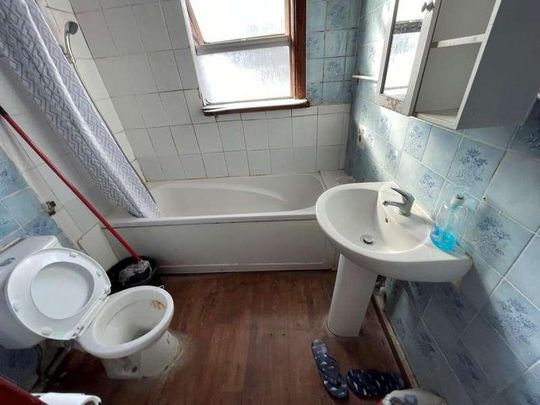 Alfred Gardens, Southall, UB1 - Photo 1