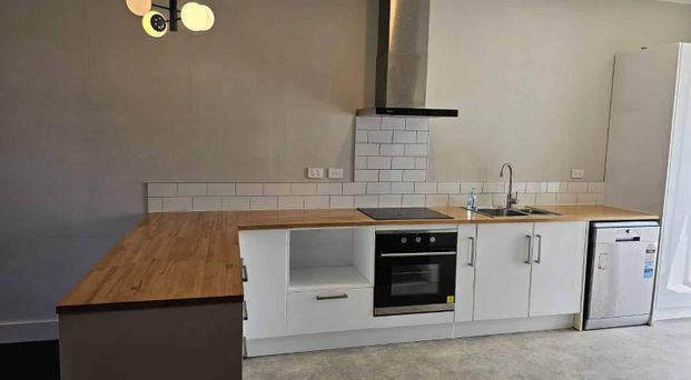 Central Petone two-bedroom apartment - Photo 1