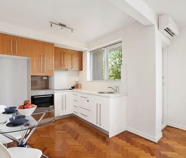 Light-Filled 1-Bedroom Gem in the Heart of Armadale - Photo 2