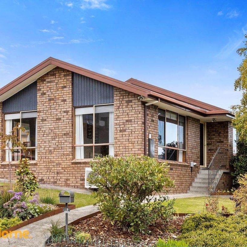 "Neat and Tidy 3 Bedroom Home + Sunroom!" - Photo 1