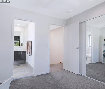 STUNNING TRI-LEVEL TOWNHOUSE - Photo 4