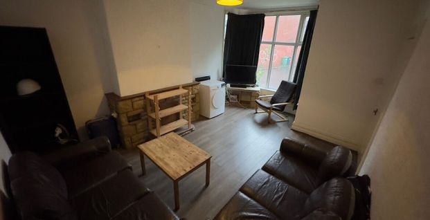 Room 4, Knowle Avenue, Burley, Leeds, LS4 2PQ - Photo 1