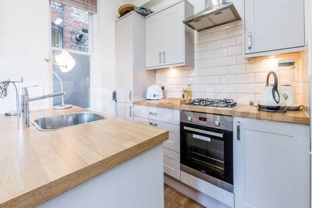 Modern 2 double bedroom property with open plan lounge with breakfast bar island - Photo 5