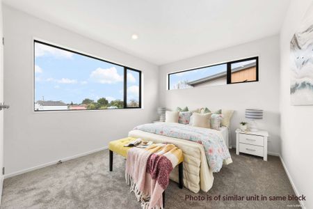 MODERN TOWNHOUSE - NEW LYNN - Photo 4