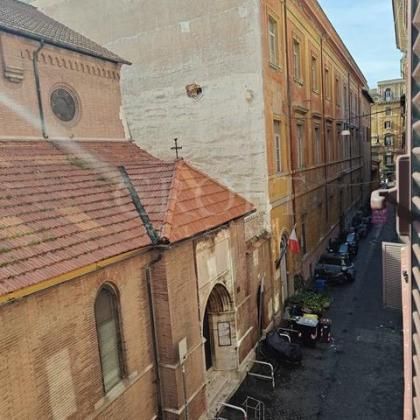 Piazza di Spagna: Casa o ufficio. 2 piano, ingresso, due ampie stanze e bagno, no cucina. Molto luminoso, silenzioso, sito in elegante strada in un palazetto d'epoca. Aria condizionata, cablata, vicino tutti i servizi e transporti. Ref 284 - Photo 4