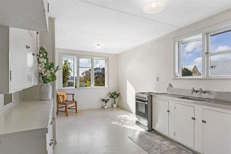 Charming 4BR Home in Mt. Roskill - Photo 3