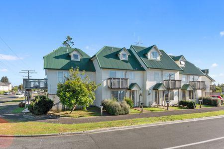 ZONED FOR BOYS HIGH SCHOOL Fantastic Spacious Townhouse located in the Hillcrest area just a short walk from the Waikato University and local shops. - Photo 5