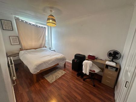 3 bedroom flat to rent - Photo 4