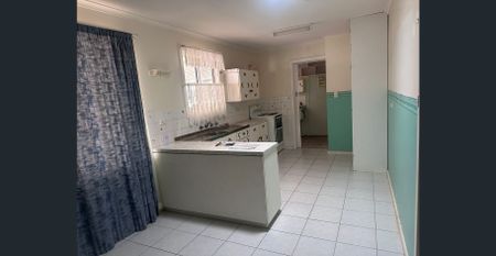 3 Bedroom and 1 Bathroom House for Rent in Port Augusta - Photo 5