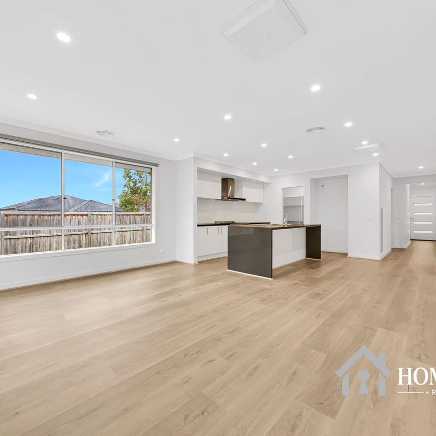 Modern/2 Living Areas/ Huge Electricity Savings $$$$ - Photo 1