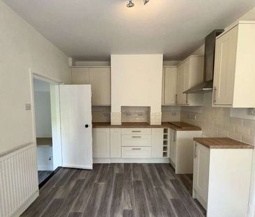 A charming Victorian cottage with garden and parking. - Photo 3