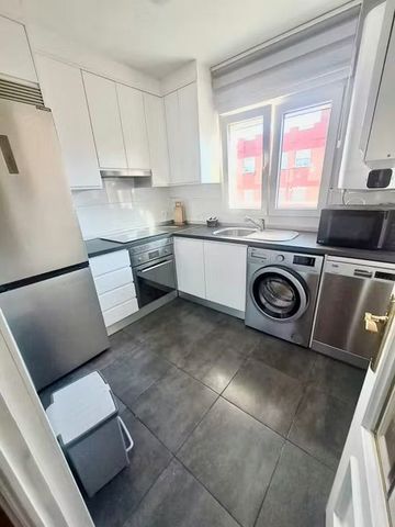 Calle de Paredes de Nava, Madrid, Community of Madrid 28017 - Foto 2