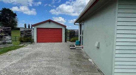 Spacious Family Home - Photo 2