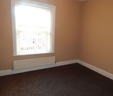 2 Bed - Clement Street, Birkby, Huddersfield, West Yorkshire - Photo 4