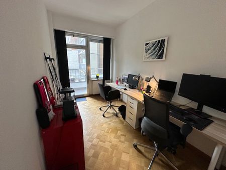 Prachtig 2 slaapkamer appartement met autostaanplaats - Photo 3